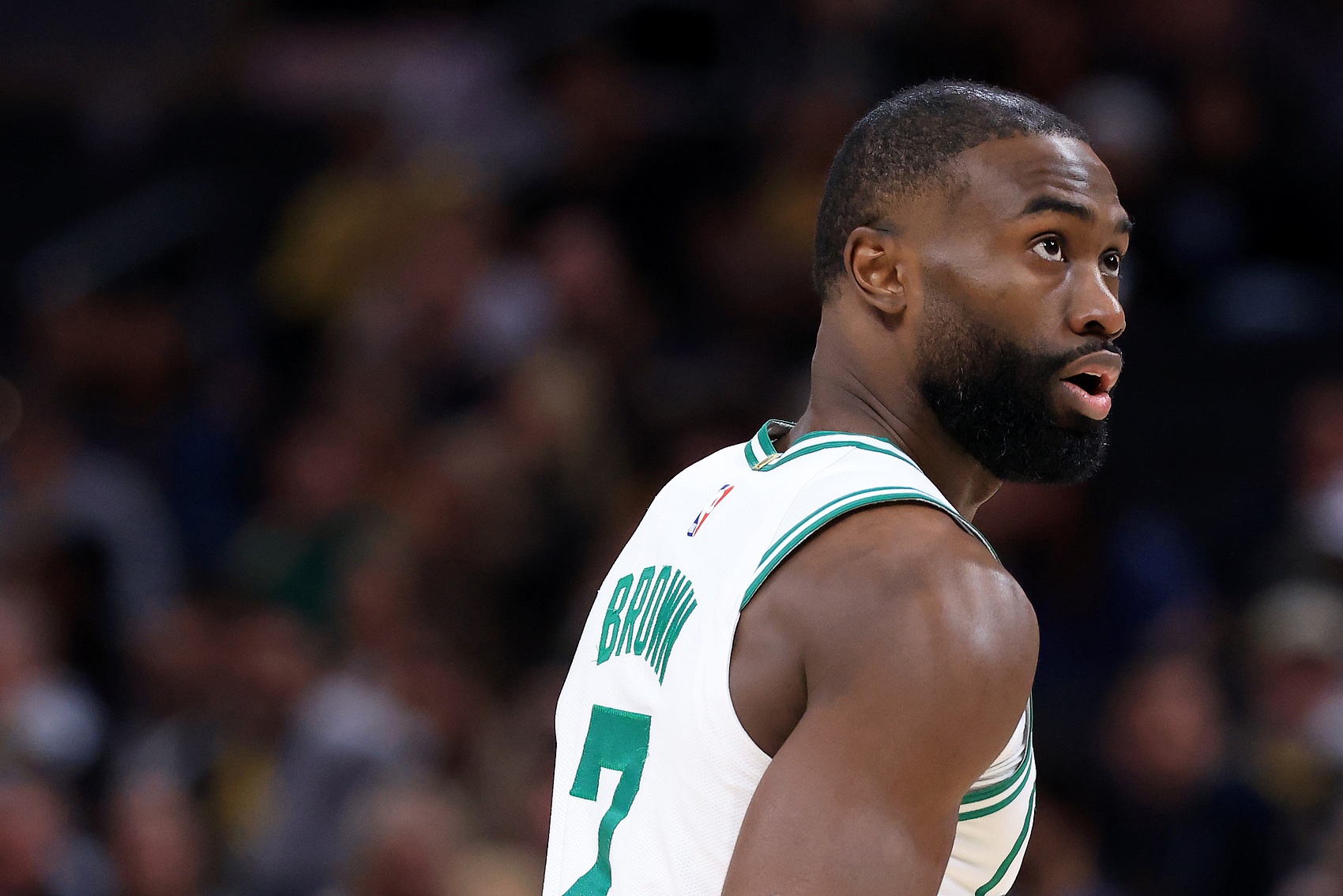 b体育app-今儿不在状态啊！杰伦·布朗半场9投仅3中&amp;有4失误 正负值-17