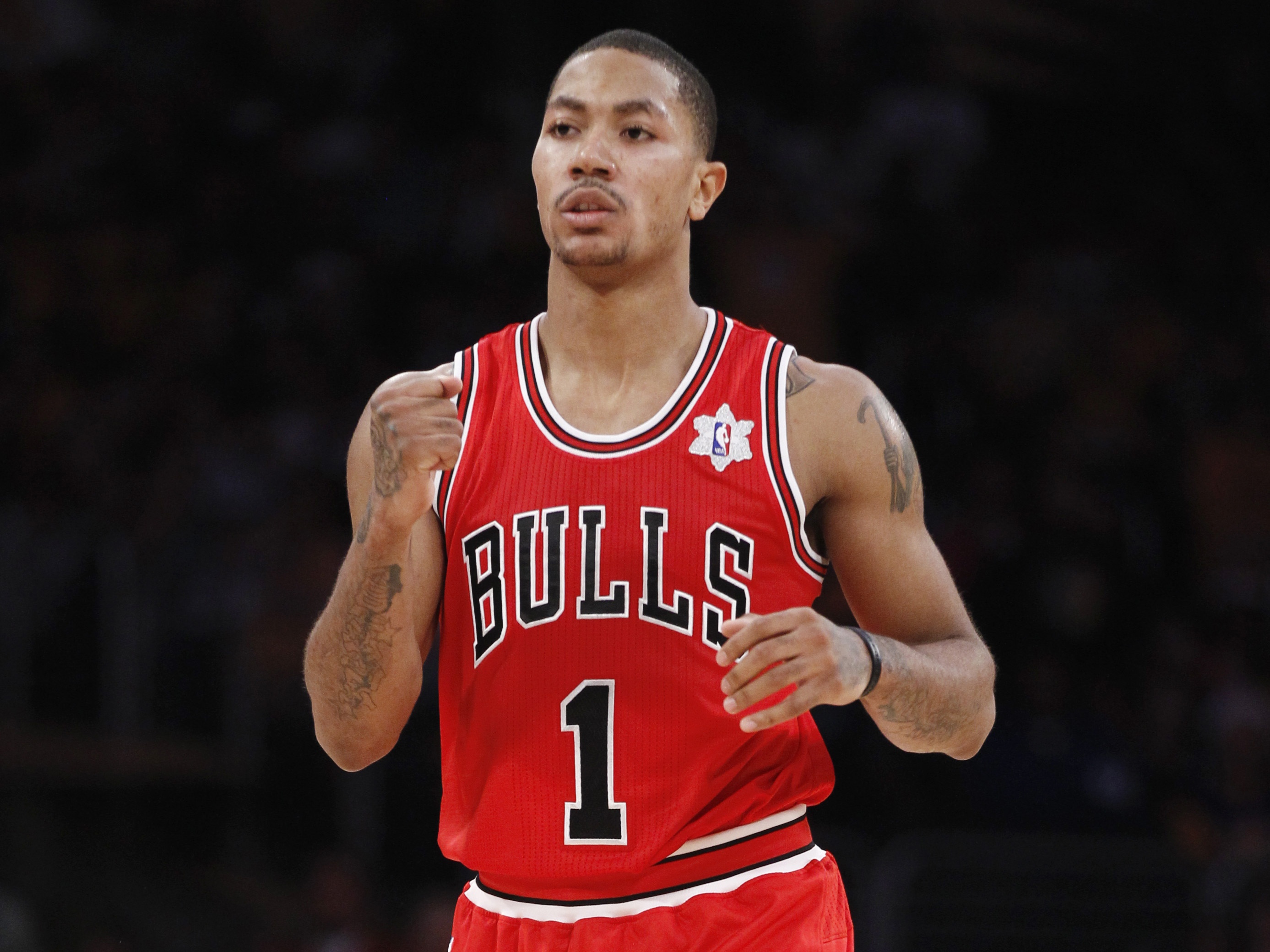 b体育官网-I love you Rose！公牛传奇1号球衣退役 遗憾未见过他的真正巅峰